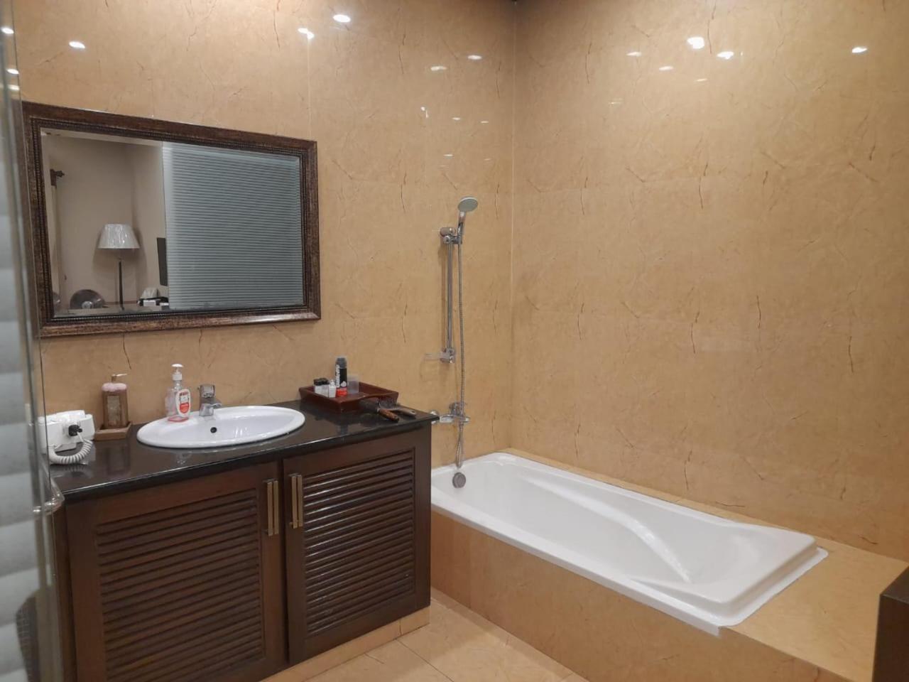 Grand Regent Hotel And Suites Fajsalabad Zewnętrze zdjęcie